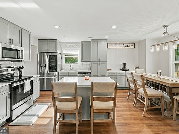 3rd image of 709 Springhill Dr