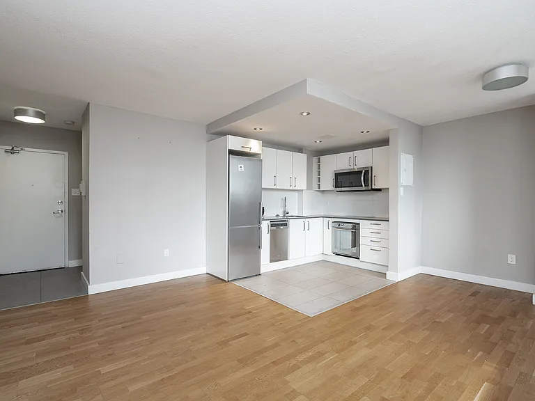230 Oak St — Photo 3