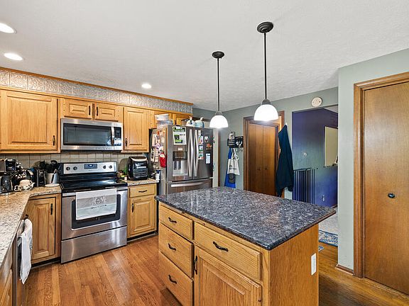 4th image of 2404 Grandview Ter