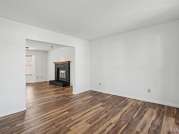 4th image of 9 Schrader Farm Ct