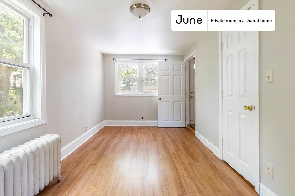 Full bedroom in 9 bed/2 bath home in Brighton #1341 B — Photo 2
