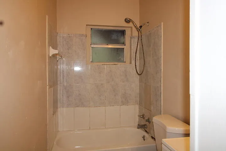1417 W 32nd St — Photo 14