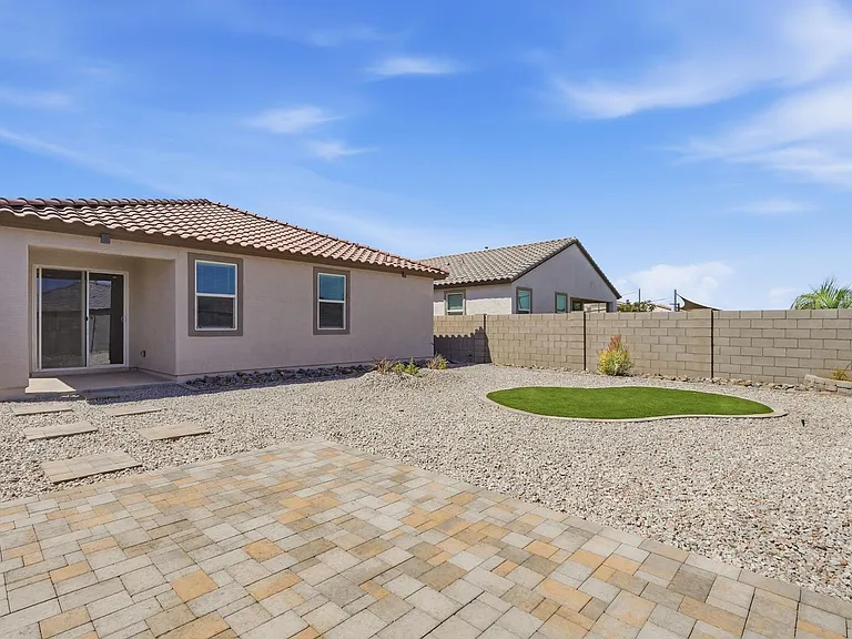 2440 W Bowker St — Photo 15