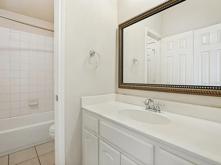 11800 Pondview Ln — Photo 27