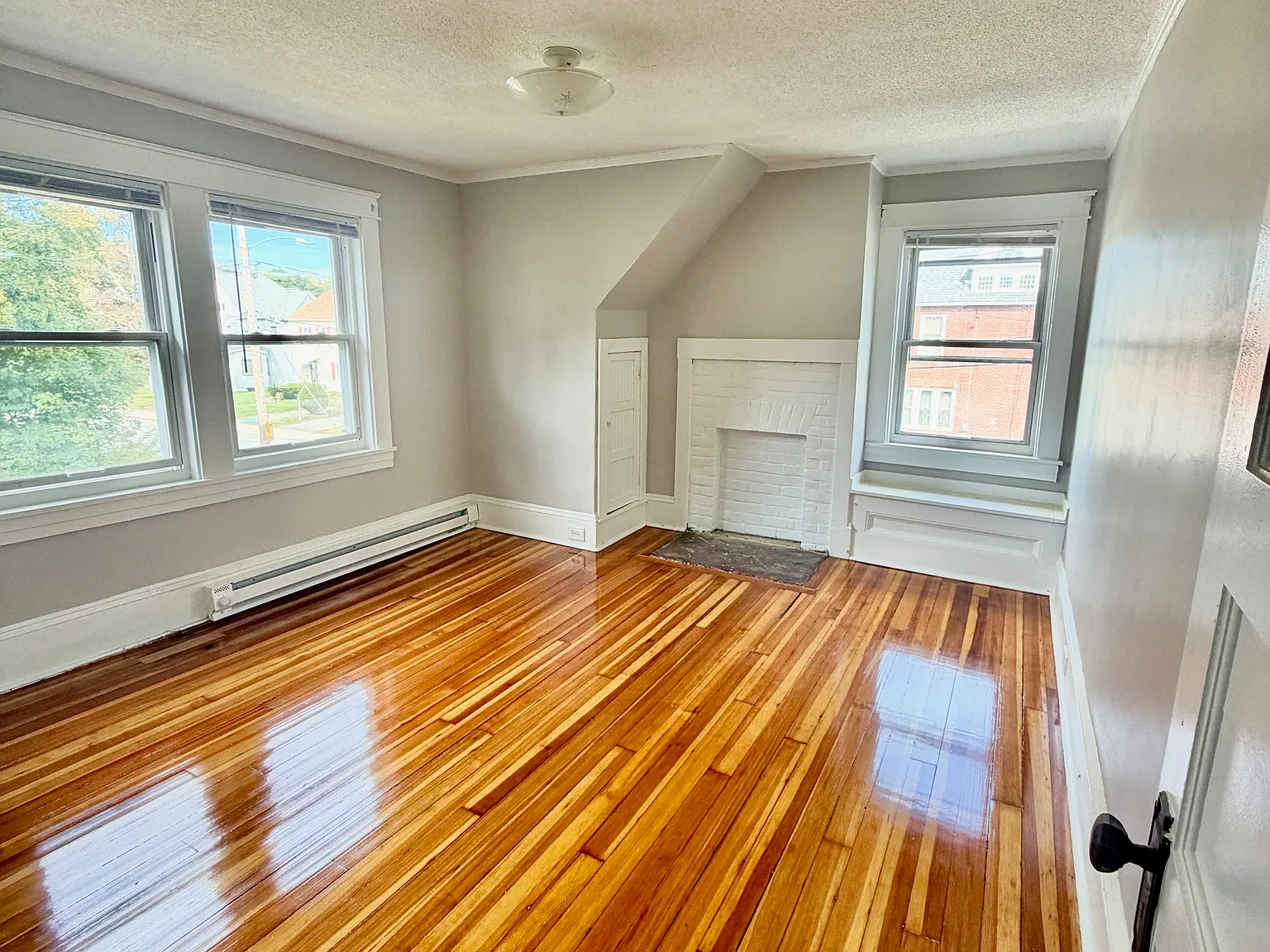 3 bed, $1,900 — Photo 2