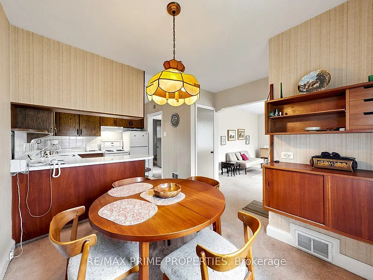 33 Irvington Cres — Photo 16