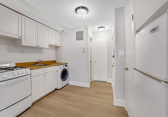 2nd image of 313 E 61st St #5A