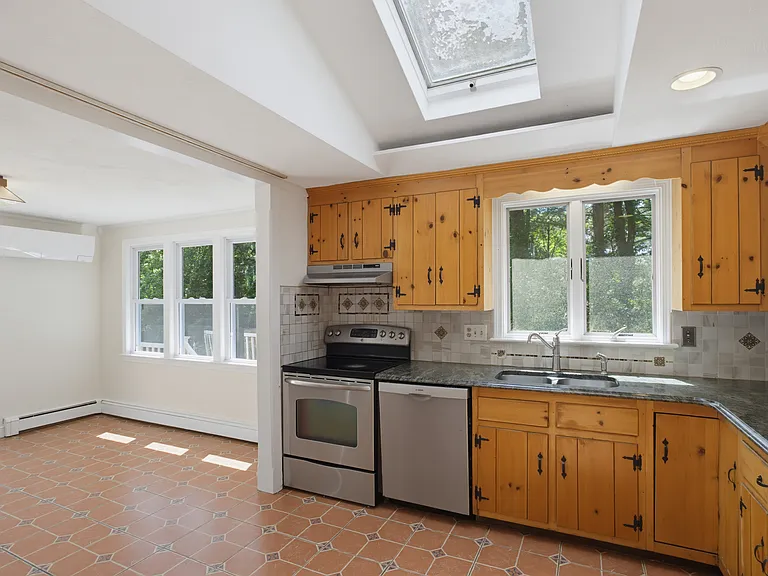 37 Woodbury Rd — Photo 7