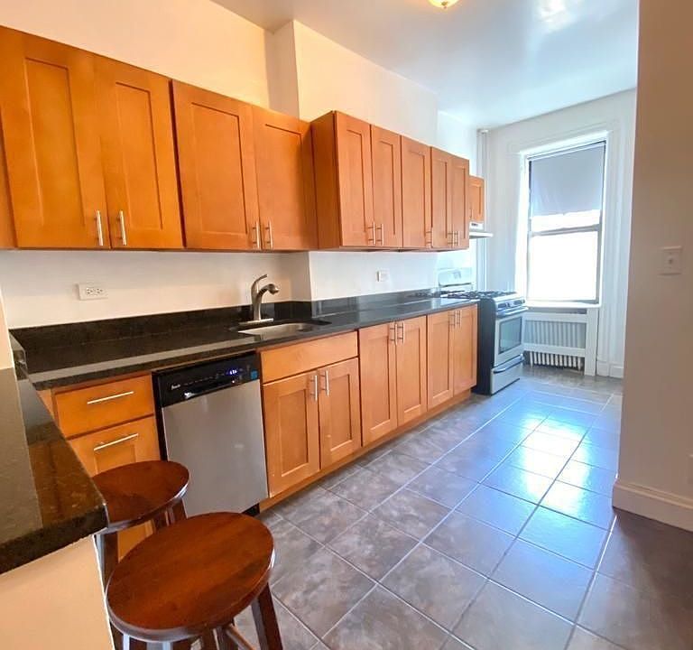 1st image of 1462 2nd Ave APT 2