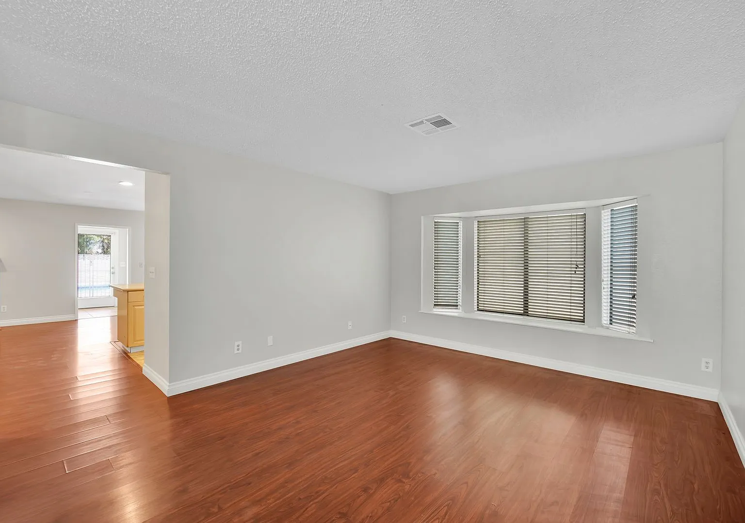 Beautiful 5 bedroom 2.5 bathroom pool home in West Las Vegas! — Photo 4