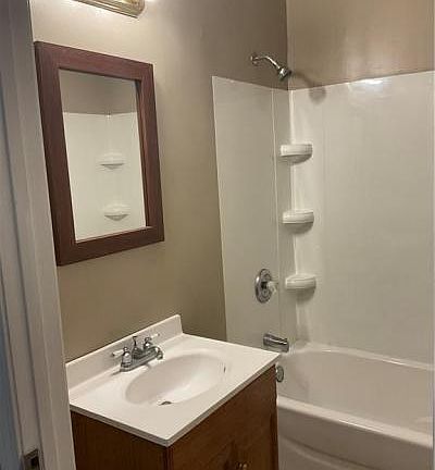 5th image of 3133 Broadway St