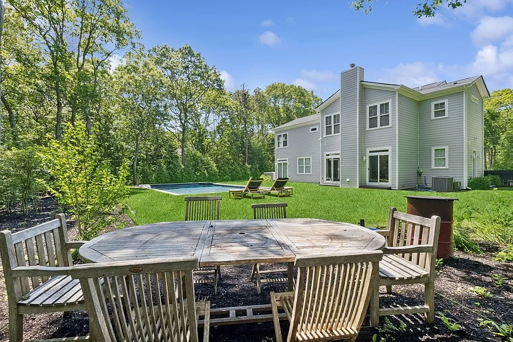 Centrally located 5 bedroom — Photo 4