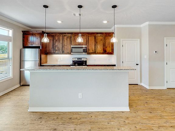4th image of 902 Montclair Ave