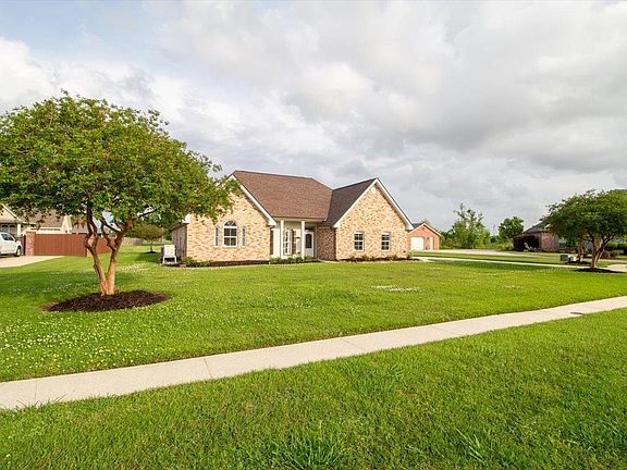 4th image of 305 Lake Decade Ct