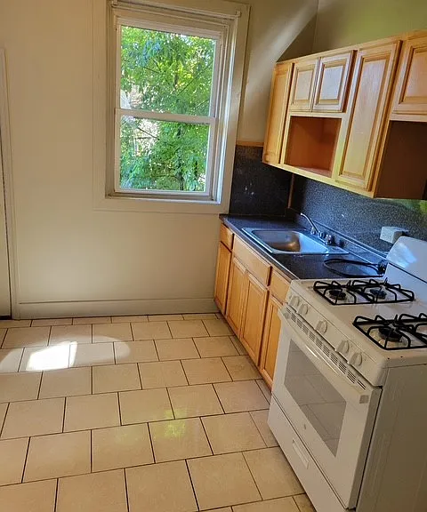 151 W Ruscomb St — Photo 5