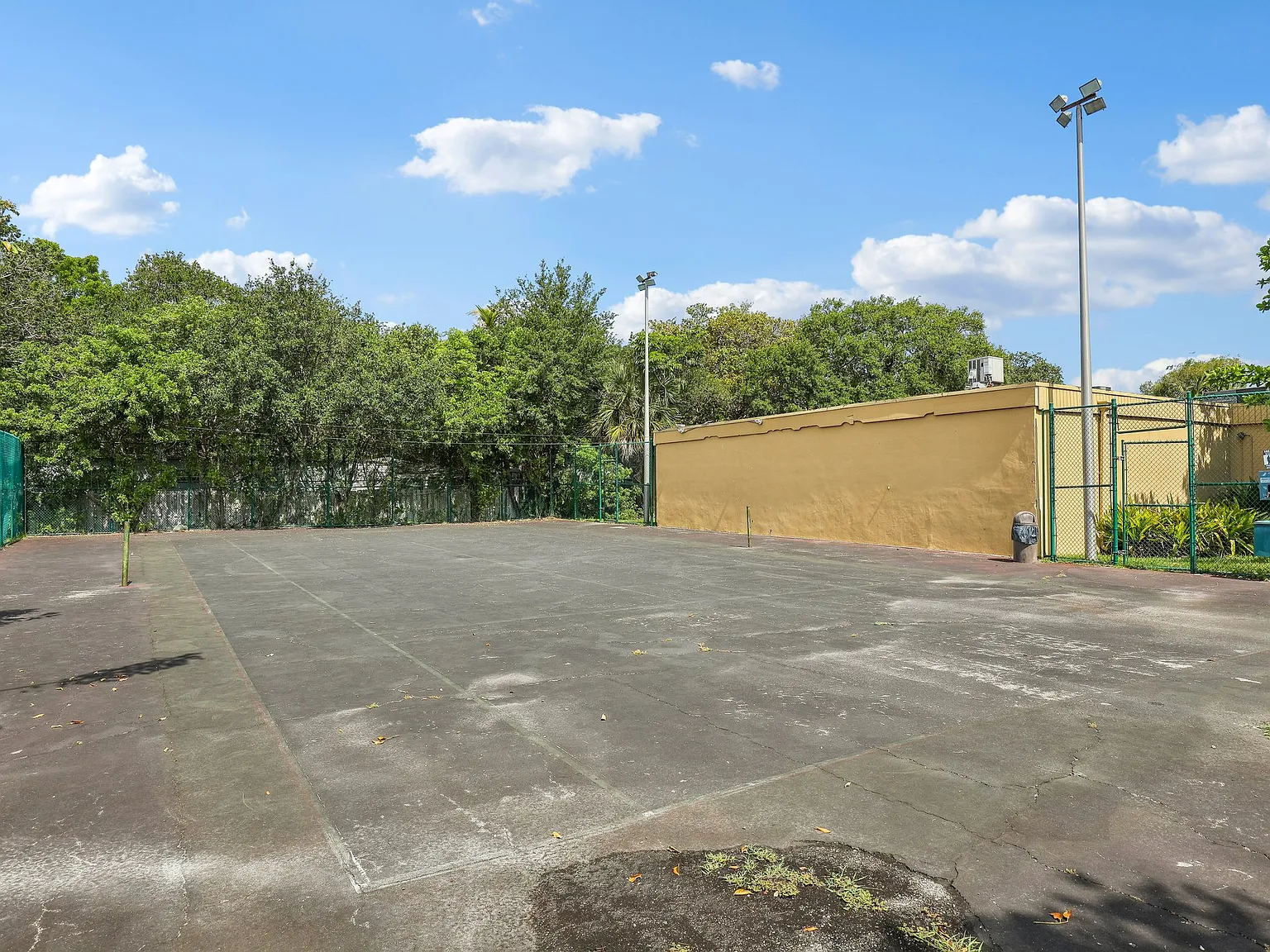 The Oaks Condominium — Photo 4