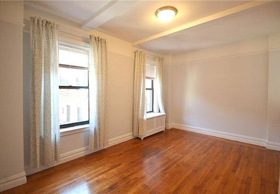 4th image of 145 W 71st St APT 3D