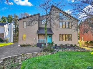 8 Seminole Ave, Oakland, NJ 07436