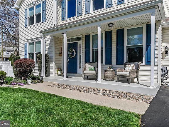 4th image of 605 Barclay Cir