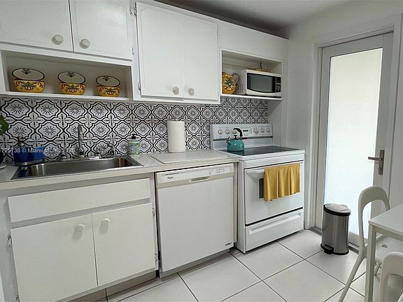 3rd image of 950 Hillcrest Dr APT 211