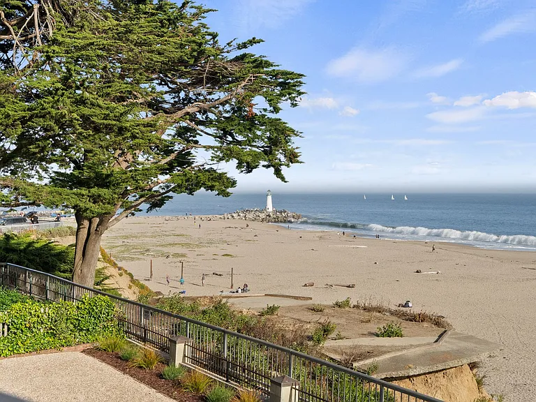 1703 E Cliff Dr #4 — Photo 32
