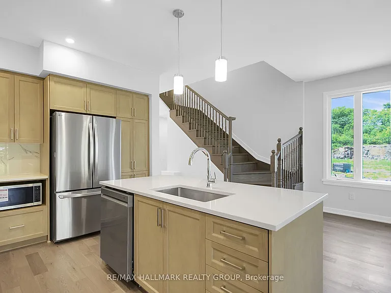 749 Newstead Cres — Photo 11