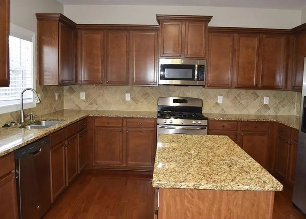 4 bed, 2.5 bath, 2883 sqft, $2,900 — Photo 2