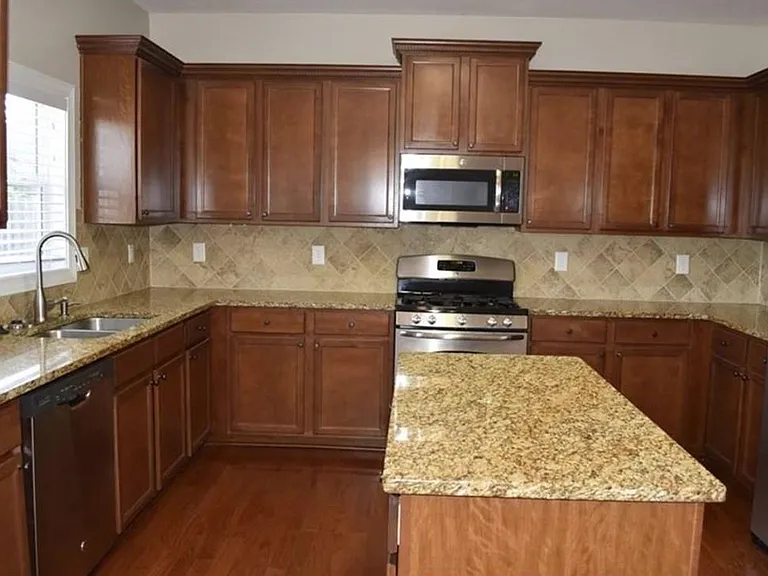 3327 Edenridge Ct — Photo 2
