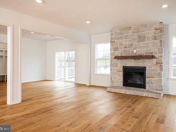 5th image of 1002 Jacks Place Gln