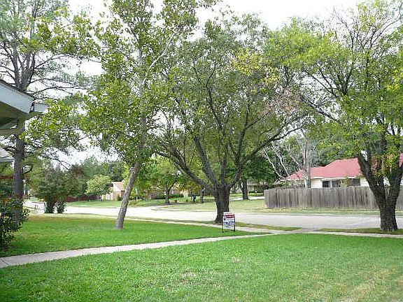 2nd image of 1507 Magnolia Dr