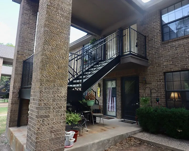 511 W Oak St #12 — Photo 2