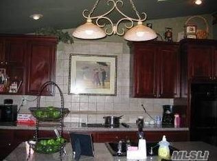 656 Seminole Rd, Franklin Square, NY 11010