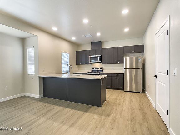 4th image of 17444 N 32nd St #103