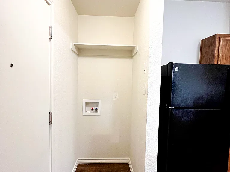 1515 Justin Loop #B — Photo 14