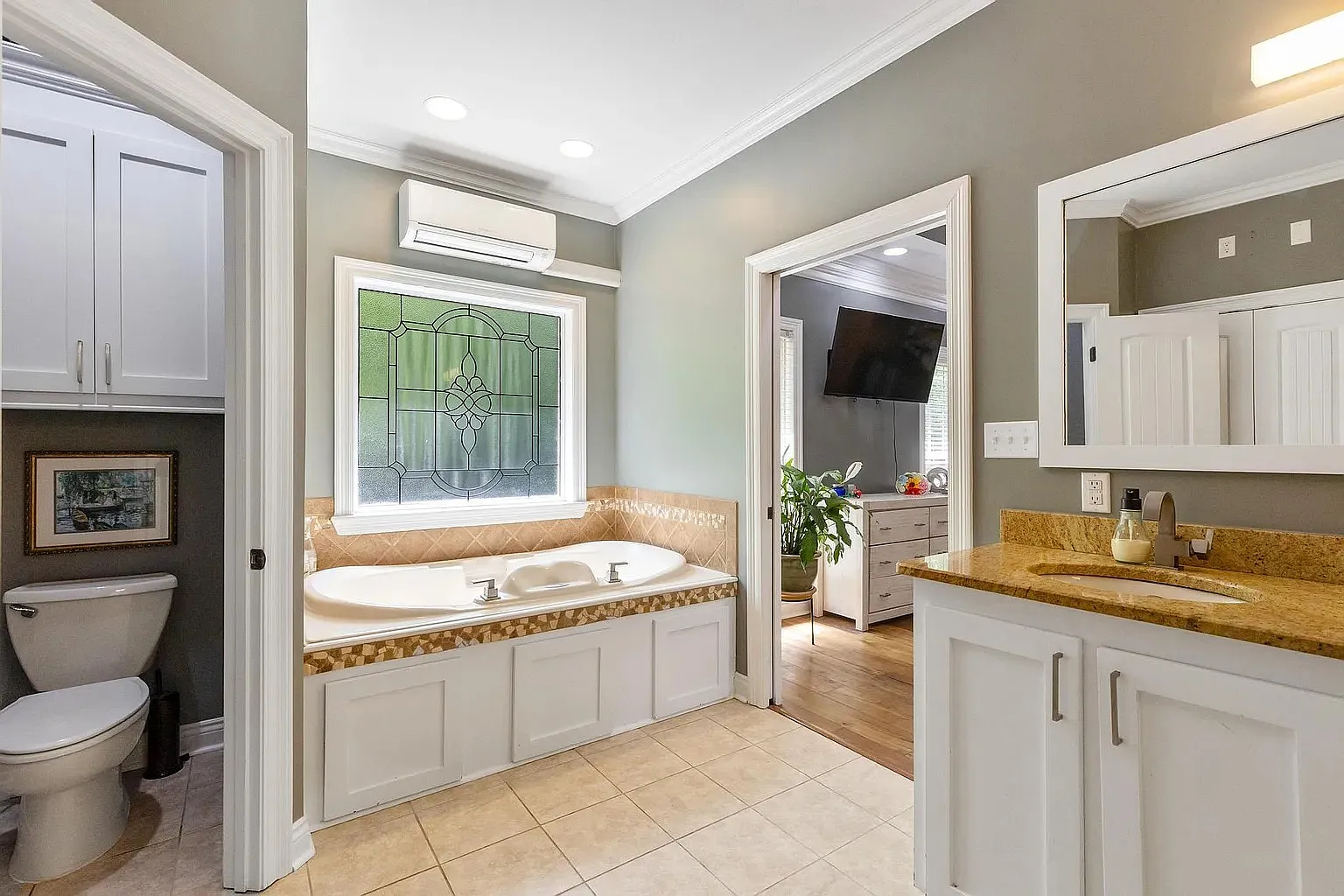 5 bed, 4.5 bath, 4147 sqft, $3,500 — Photo 4