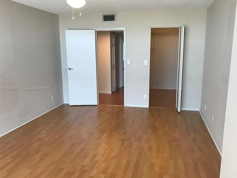 1000 Parkview Dr #627 — Photo 6