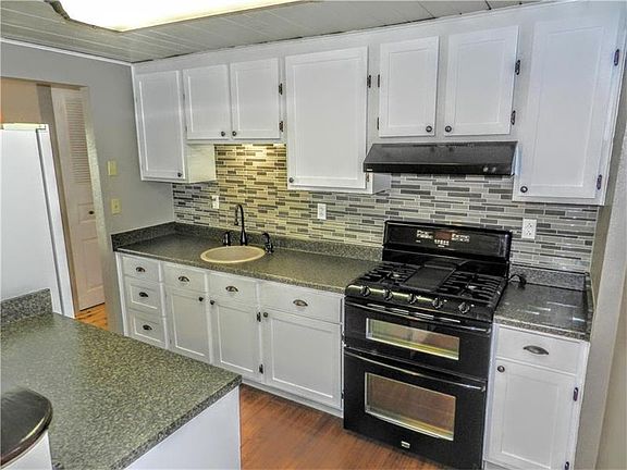 3rd image of 9 Torrington Dr