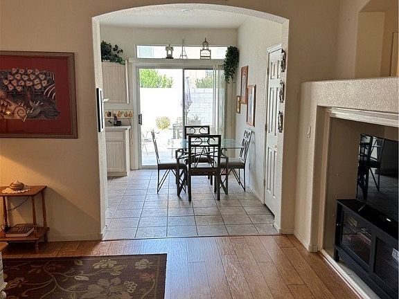 4th image of 976 Dancing Vines Ave