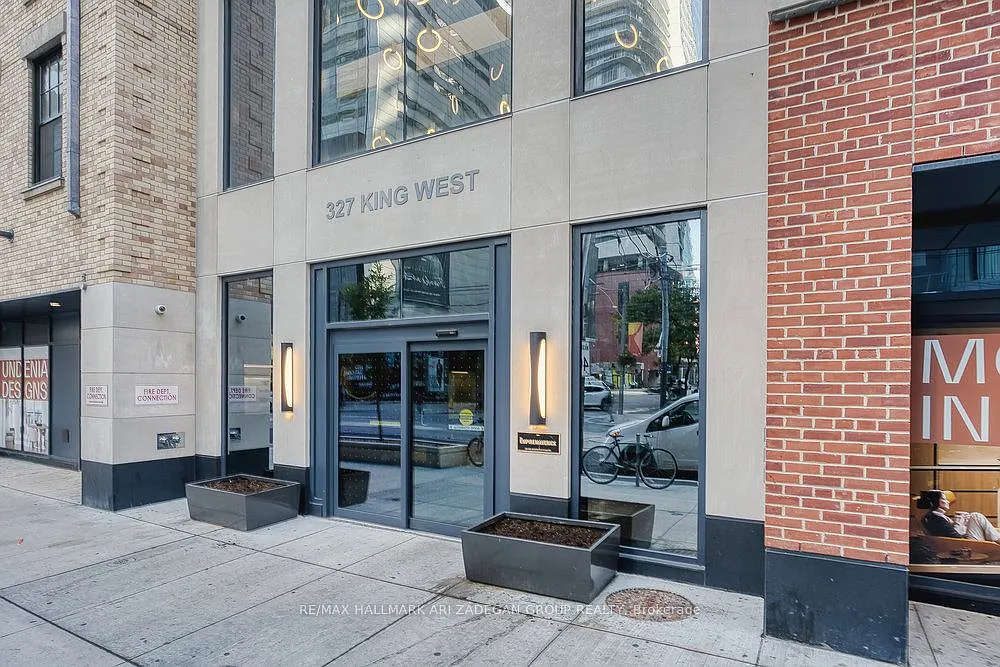 327 King St W — Photo 2
