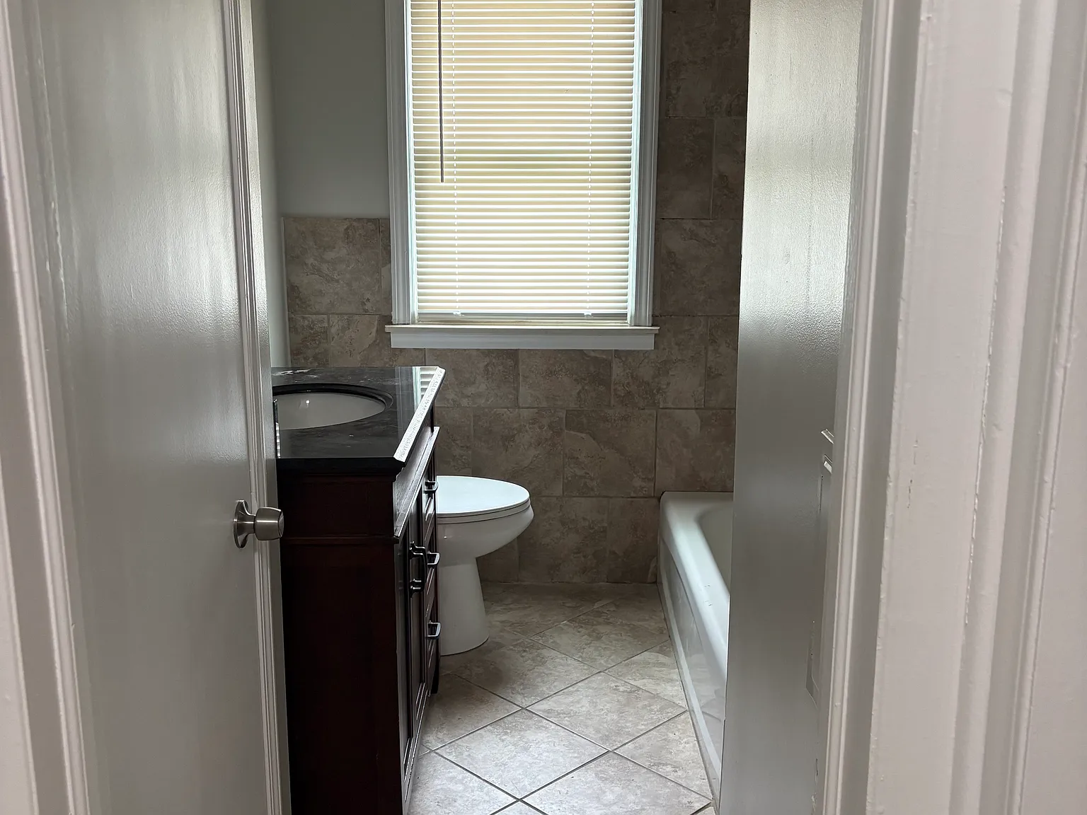3 bed, 910 sqft, $1,600 — Photo 4