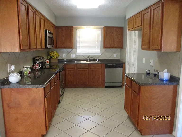 3700 Dauphine Ct — Photo 9