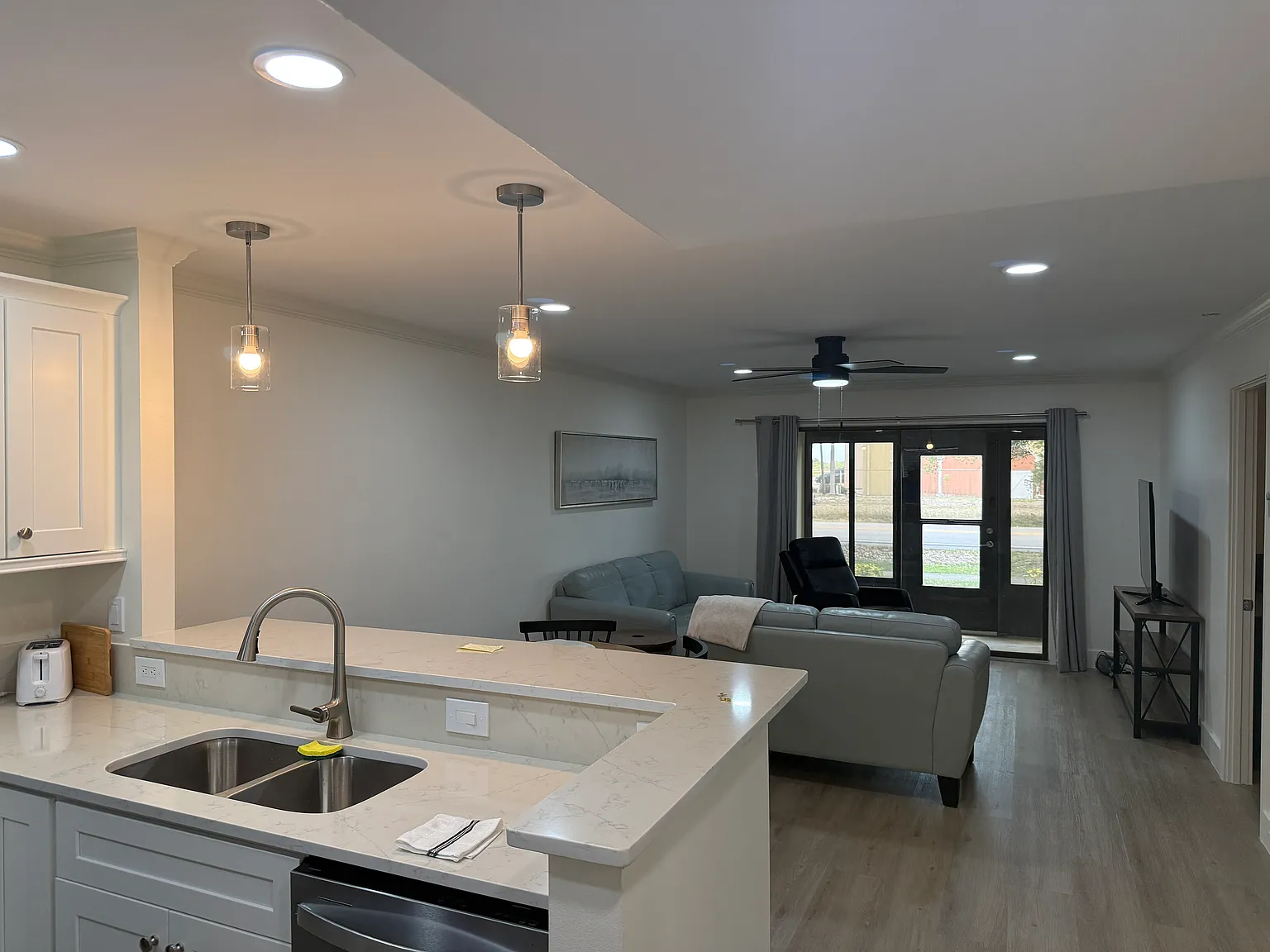 2 bed, 899 sqft, $4,000 — Photo 3