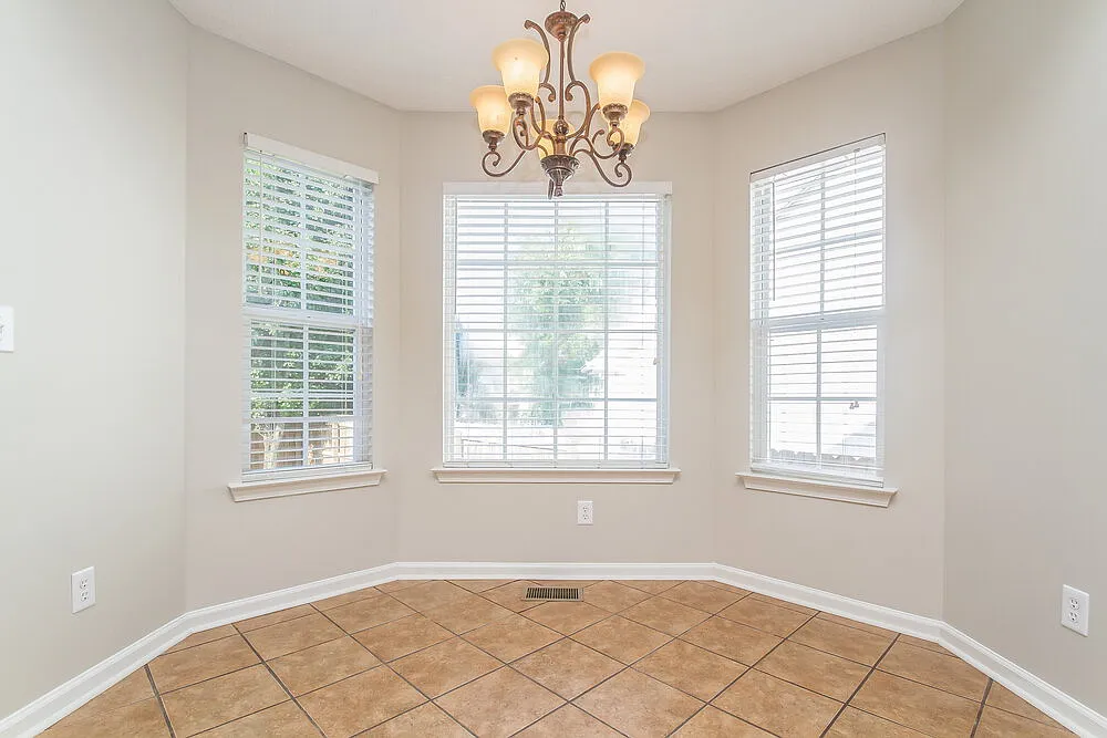 3 bed, 2.0 bath, 1268 sqft, $3,070 — Photo 4