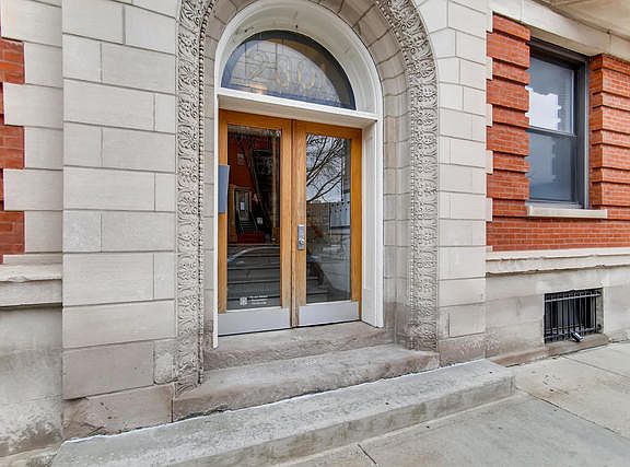 2nd image of 1054 W Diversey Pkwy #1S