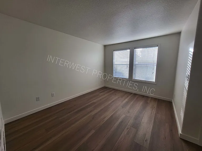 520 NE 128th Ave — Photo 3