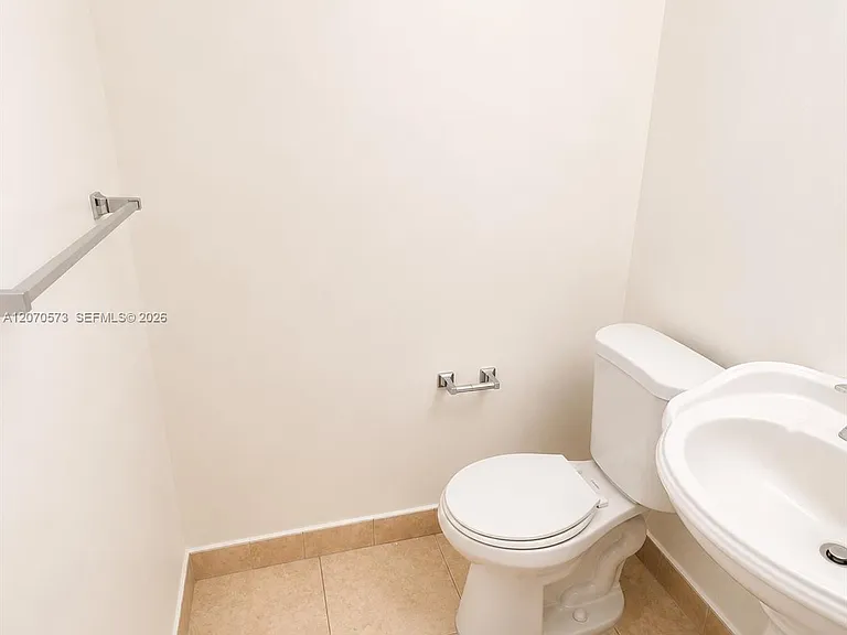 6235 Kendale Lakes Cir #239 — Photo 34