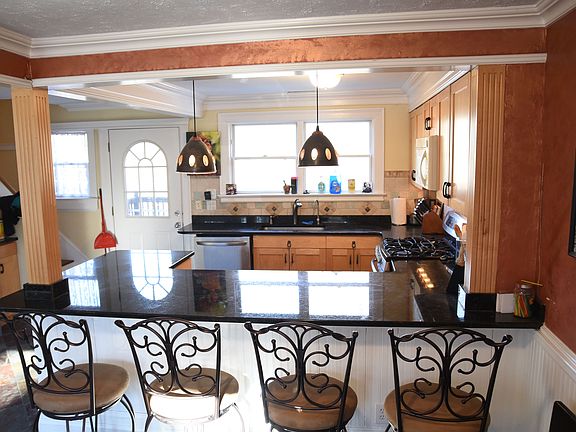 4th image of 12 Cortlandt Ave