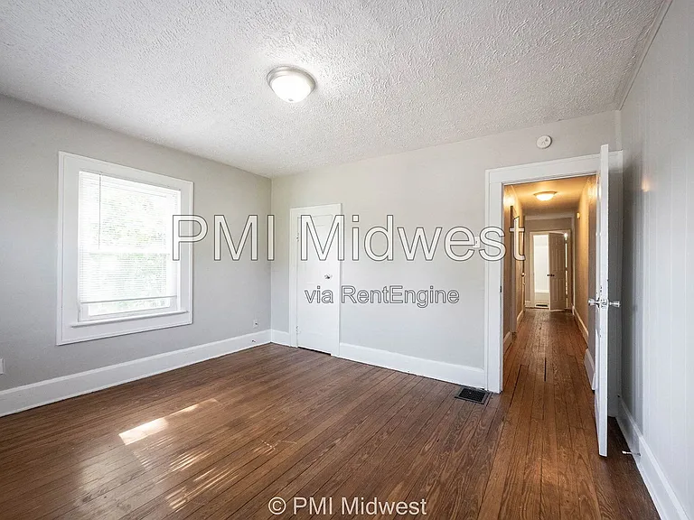 411 W 40th St — Photo 23
