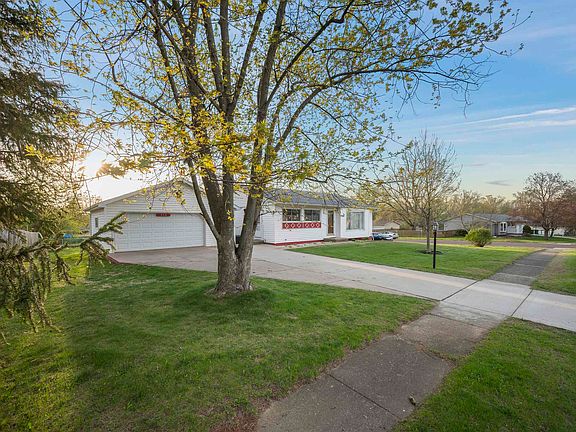 3rd image of 408 Camelot Dr