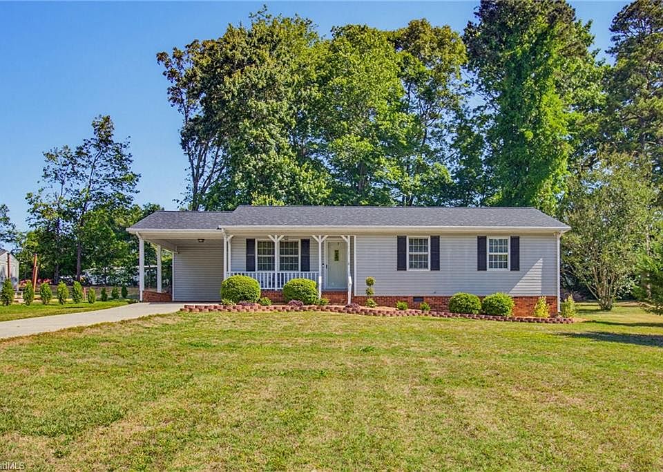 1st image of 304 Oakwood Cir
